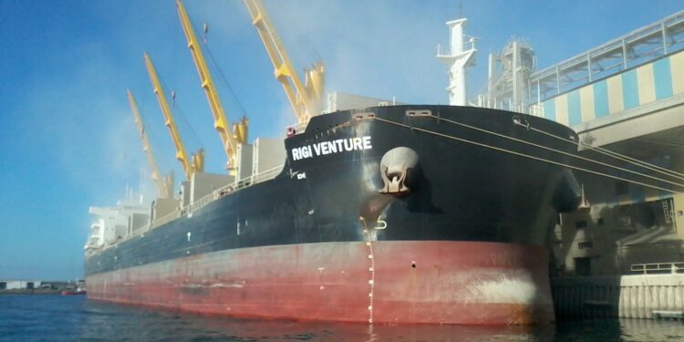 Loading phosphate onto a cargo ship